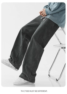 Vue détaillée du pantalon en denim délavé gris foncé avec taille élastique à cordon