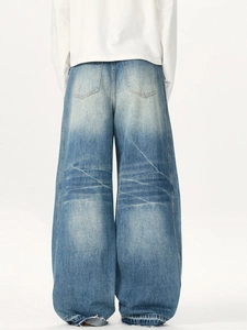 Jean large bleu délavé pour homme avec effet vieilli et ourlet effiloché vue de dos