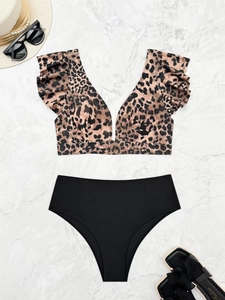 Bikini léopard à volants et culotte taille haute noire sur fond en marbre blanc