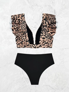 Détail du haut de bikini léopard avec épaules à volants et bas noir à taille haute