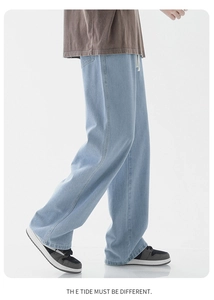 Jean large bleu clair avec cordons blancs et détails de coutures contrastées