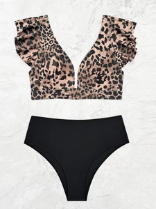Détail à plat du haut de bikini léopard avec manches à volants et bas noir à taille haute