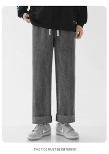 Détail du jean denim gris clair avec taille à cordon et texture délavée floconneuse