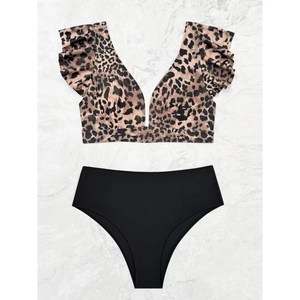 Bikini deux pièces avec haut léopard à volants et bas noir à taille haute