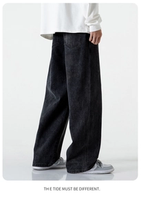 Détail macro du pantalon en jean large gris délavé avec de grandes poches arrière plaquées