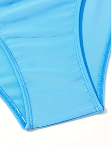 Hellblau gestreifte Bikinihose in Übergröße mit elastischer Rippstruktur und feinen Nähten