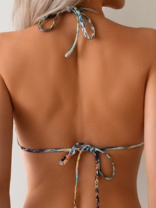 Vue détaillée du dos d'un haut de bikini avec liens réglables et imprimé abstrait coloré