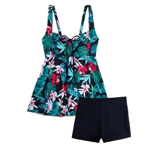Vue à plat du haut de tankini à imprimé floral tropical et short de bain noir