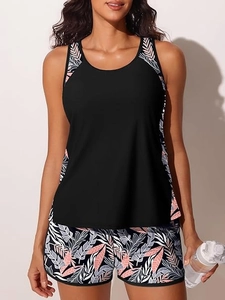 Dettaglio del costume da bagno sportivo a due pezzi con stampe tropicali e top senza maniche