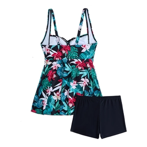 Détail du tankini deux pièces avec haut à fleurs tropicales et short de bain noir