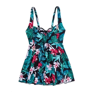 Détail d'un maillot de bain tankini deux pièces avec imprimé tropical de feuilles et fleurs
