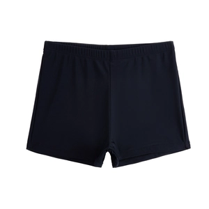 Gros plan détaillé du short de bain noir pour garçon avec une large ceinture élastique