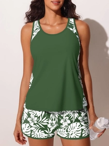 Dettaglio costume da bagno due pezzi da donna con stampa tropicale e top con dorso a vogatore