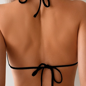 Haut de bikini noir sexy avec lien noué réglable dans le dos pour la plage