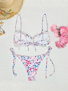 Ensemble bikini floral deux pièces avec bretelles nouées et tissu côtelé sur fond blanc
