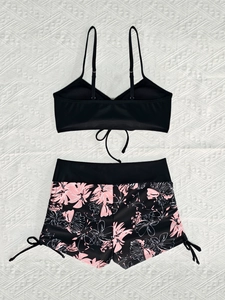 Bikini a due pezzi con top a canotta nero e slip a vita alta con stampa floreale rosa e bianca