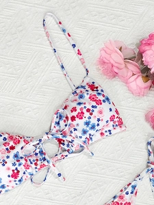 Haut de bikini floral blanc avec tissu côtelé et petit nœud décoratif sur le devant