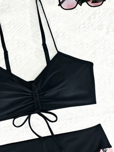 Set bikini due pezzi floreale con top allacciato al collo e slip nero con stampa vivace