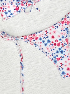 Bikini floral avec texture côtelée et liens réglables sur les côtés pour femmes