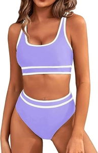 Dettaglio bikini lilla a vita alta con strisce bianche e top corto sportivo