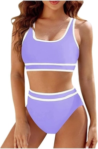 Dettaglio del bikini sportivo lilla due pezzi con strisce bianche e vita alta