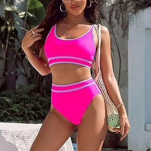 Dettaglio bikini sportivo rosa con slip a vita alta e strisce viola sui bordi elastici
