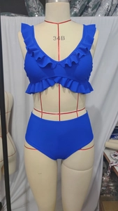 Detail eines hellblauen V-Ausschnitt Rüschen-Bikinis mit hoher Taille auf einer Schaufensterpuppe