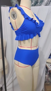 Seitenansicht des königsblauen Bikini-Sets mit V-Ausschnitt, Volants und hoher Taille
