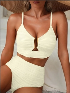 Bikini crème texturé avec col en V, boucle dorée en U et culotte taille haute