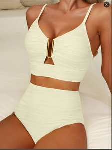Ensemble bikini taille haute crème chic avec tissu texturé et détails métalliques dorés