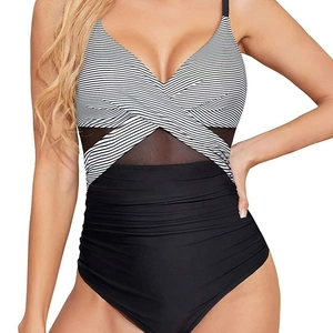 Détail du haut croisé avec découpe en maille et taille froncée sur un maillot de bain