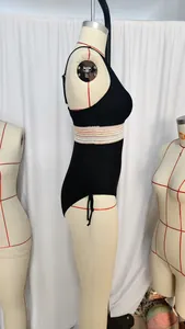 Détail de la ceinture tressée colorée et du cordon de serrage latéral du maillot noir