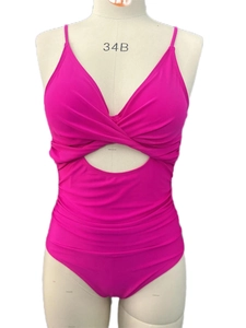 Détail du maillot de bain rose rouge avec nœud croisé et découpe frontale élégante