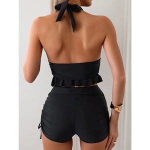 Vue arrière d'un bikini noir taille haute avec haut licou à volants et short à cordon