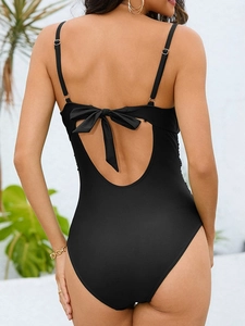 Élégante vue arrière du maillot de bain noir une pièce avec découpe et nœud papillon