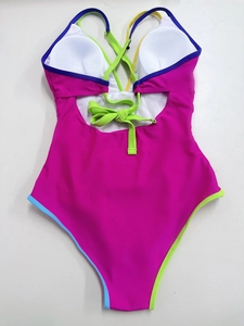 Détail d'un maillot de bain color-block avec bretelles croisées et nœud vert au dos