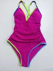 Détail du maillot de bain rose avec bretelles contrastées et texture froncée élégante