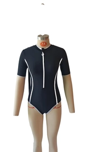Détail d'un maillot de bain noir à manches courtes avec fermeture éclair et bandes