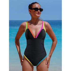Détail d'un maillot de bain col en V profond avec bretelles néon et taille plissée