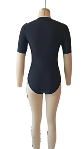 Vue arrière du maillot de surf noir avec liseré blanc contrasté aux manches et jambes