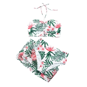 Détail d'un ensemble de bikini trois pièces avec imprimé tropical et paréo assorti
