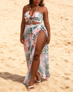 Détail du bikini floral tropical et paréo à fente sur une plage ensoleillée