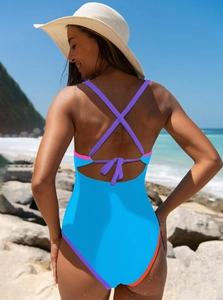 Maillot de bain une pièce à col en V avec bordures contrastées et dos croisé noué
