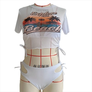 Détail du haut en maille blanche avec motif de plage et ensemble bikini à cordon