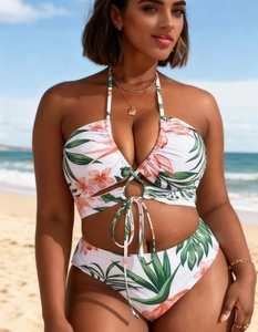 Détail du haut de bikini floral avec anneau en métal, licou et imprimé tropical coloré