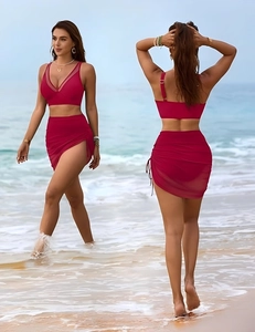 Details des burgunderroten Bikinis mit V-Netz-Patchwork und passendem Netz-Pareo mit Tunnelzug