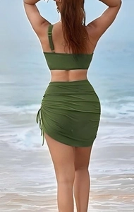 Armeegrünes Bikini-Set mit tiefem V-Ausschnitt, Netzdetails und gerafftem Rock mit Kordelzug