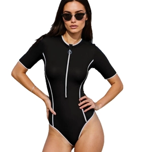 Maillot de bain une pièce noir à manches courtes avec fermeture éclair blanche et passepoils