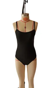 Gros plan sur un body noir ajusté à fines bretelles et décolleté rond sur mannequin