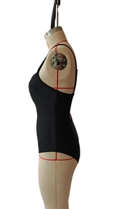 Détail de profil d'un maillot de bain une pièce noir avec de fines bretelles spaghetti
